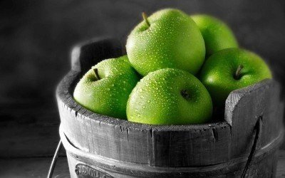 Ведро с зелеными яблоками