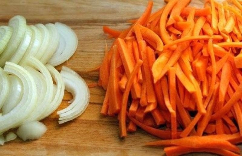 Лук и морковь нарезают соломкой