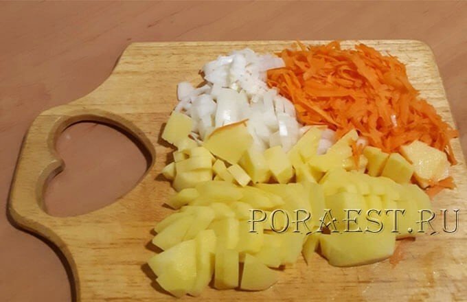 Нарезать картошку и морковь