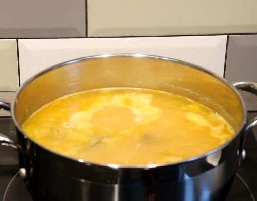 Сырный суп в кастрюле