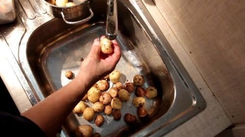 Мытье картофеля в столовой