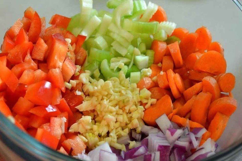 Салат радуга из свежих овощей и сухариками
