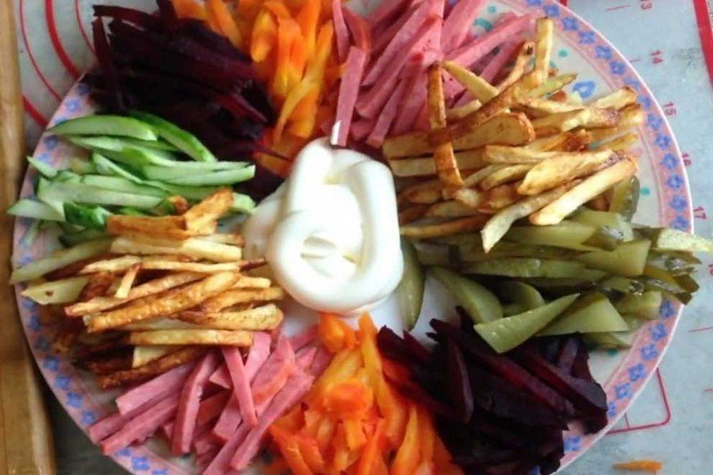 Салат радуга с картошкой фри