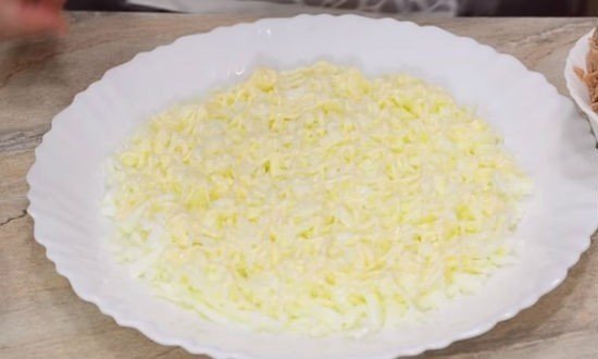 Салат мимоза с сыром и сливочным маслом