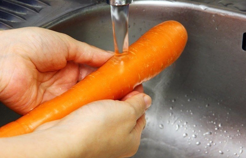 Морковка в руке