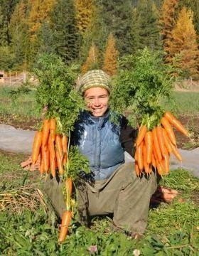 Баба с морковью на огороде