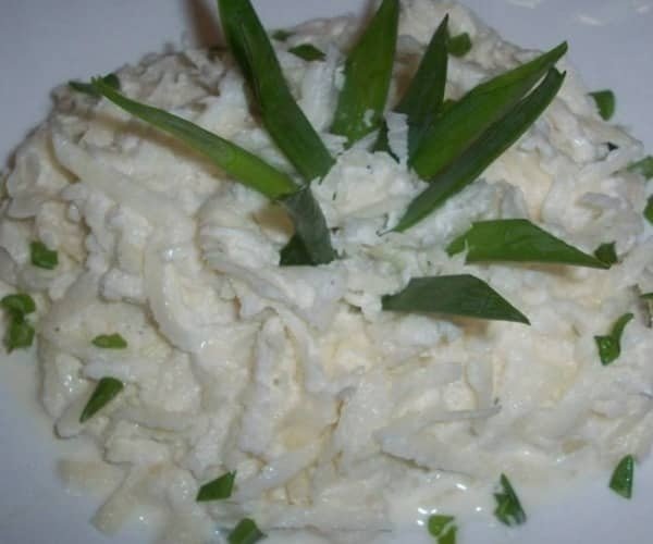 Салат из кальмаров с яйцом и зеленым луком