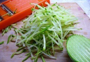 Салат из свежей капусты с чесночной заправкой