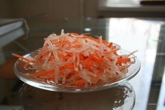 Салат из квашеной капусты и моркови