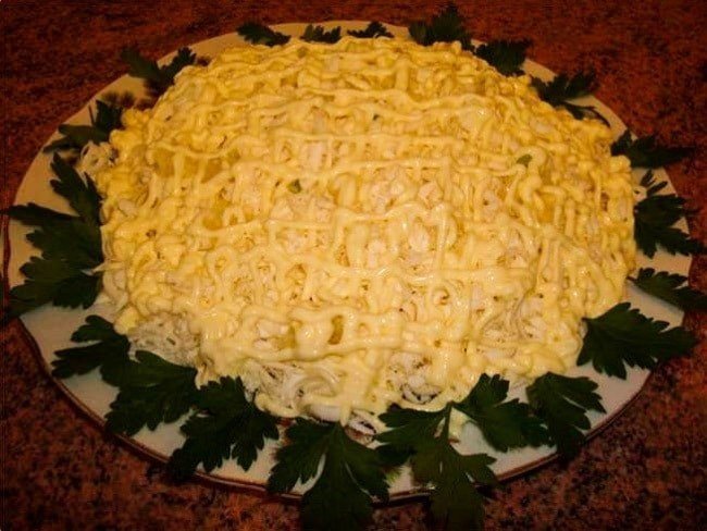 Ананасовый салат с куриной грудкой и сыром
