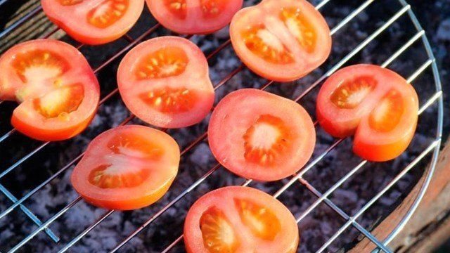 Как приготовить запечённые на гриле помидоры