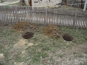 Копка ямы под столб в огороде