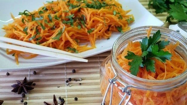 Как вкусно заготовить морковь по-корейски на зиму в банках