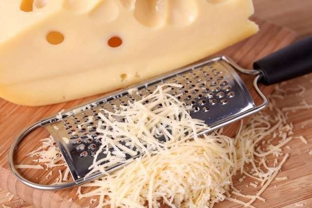 Сыр натертый на мелкой терке