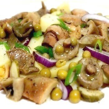 Салат с маринованными грибами и курицей