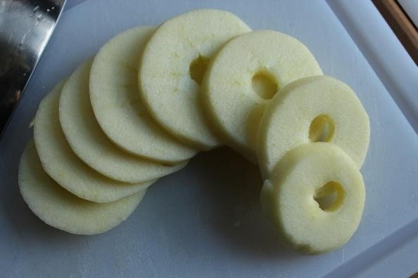 Яблоки в тесте нарезанные кружочками