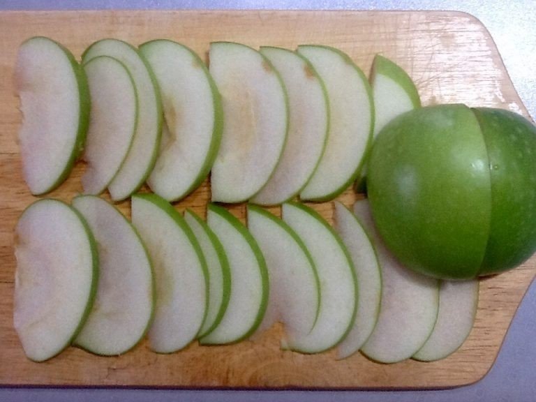 Нарезанные яблоки дольками в тесте